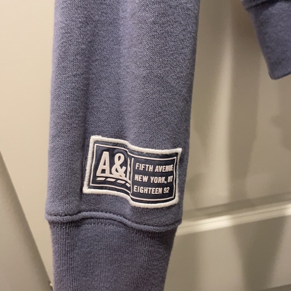 Abercrombie and Fitch Sherpa hoodie. Quilted front design. - Picture 5 of 5